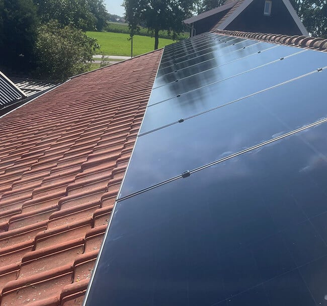 Zonne-energie systeem op schuin dak met dakpannen