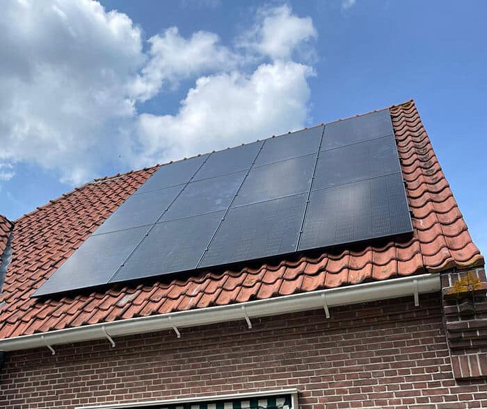 Zonne-energie systeem op schuin dak salderen