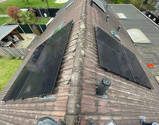 Zonne-energiesysteem op schuine helling van dak