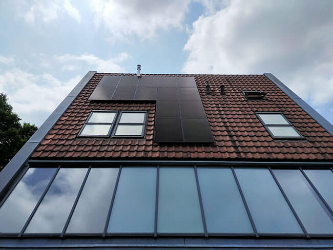 Zonnepanelen in Friesland op stijle muur