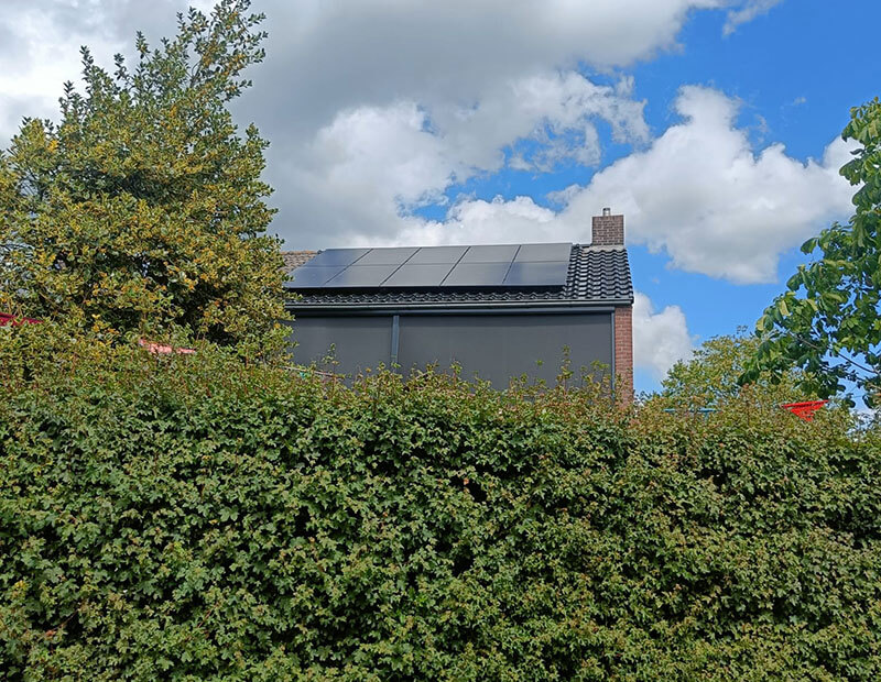 Zonnepanelen op schuin dak in Burgum