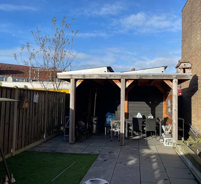 Zonnepanelen op terrasoverkapping met lage terugverdientijd