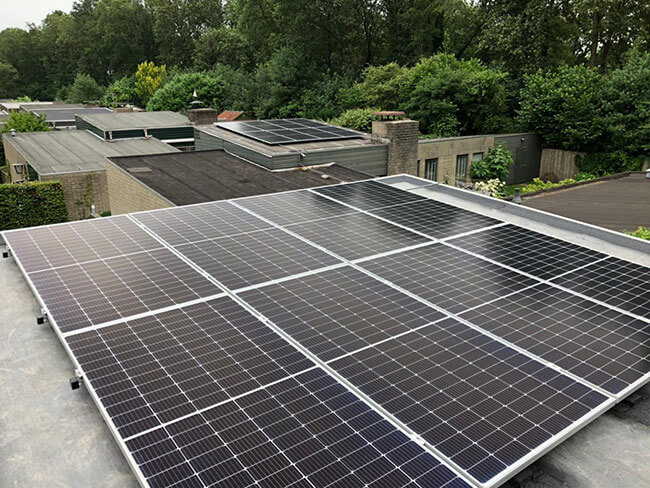 Zonnepanelen uit Friesland op plat dak
