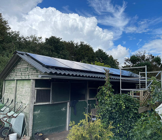 Zonnepanelen in Almere op schuur
