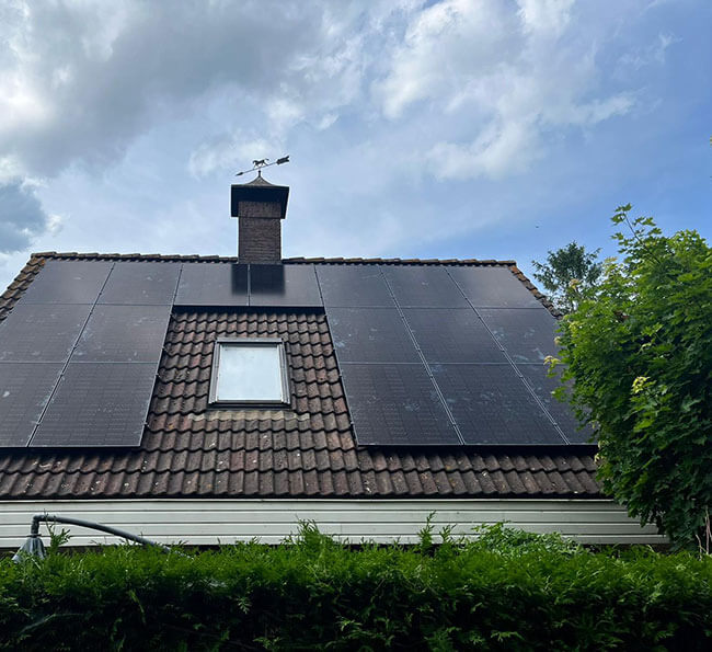 Zonnepanelen op dak met gedeeltelijke schaduw
