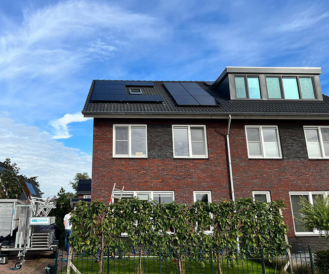 Dak hoekhuis met zonne-energie systeem en lage terugverdientijd