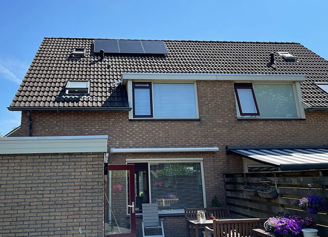 Drie zonnepanelen op rijtjeswoning