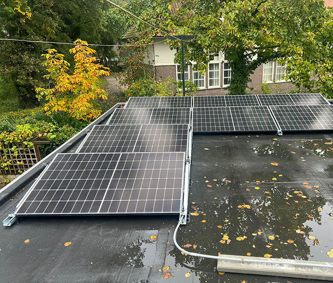 Groene stroom opwekken op plat dak met zonne-energie