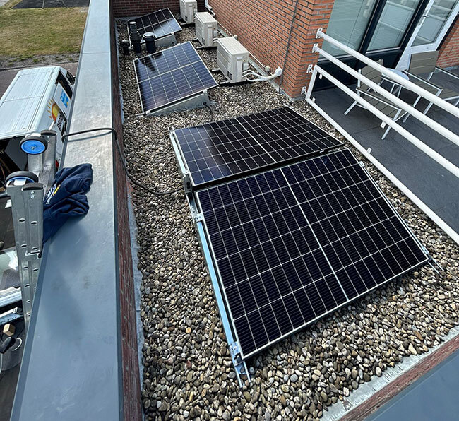 Zonnestroom systeem op plat dak