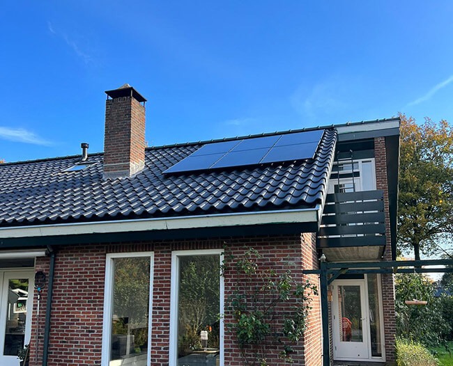 Zonnestroom systeem op schuin dak