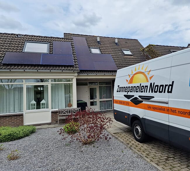 Zonne-energie installatie op schuin dak bij parkeerplaats