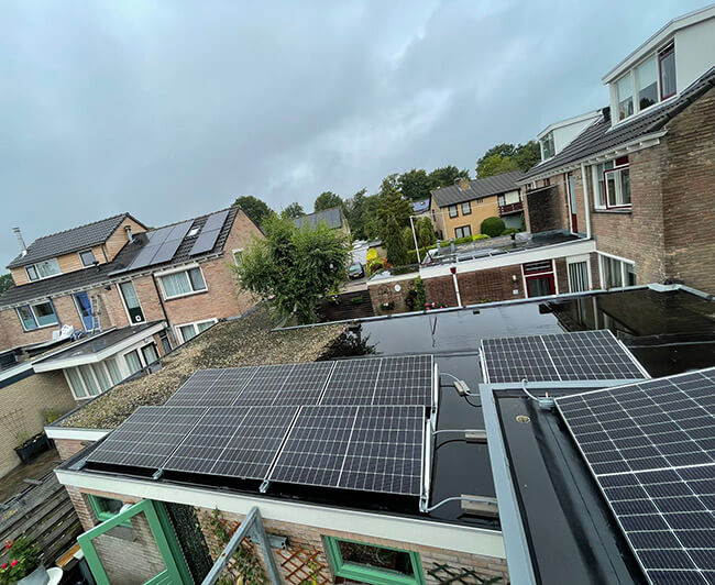 Zonnepanelen op plat dak in Grijpskerk met subsidie