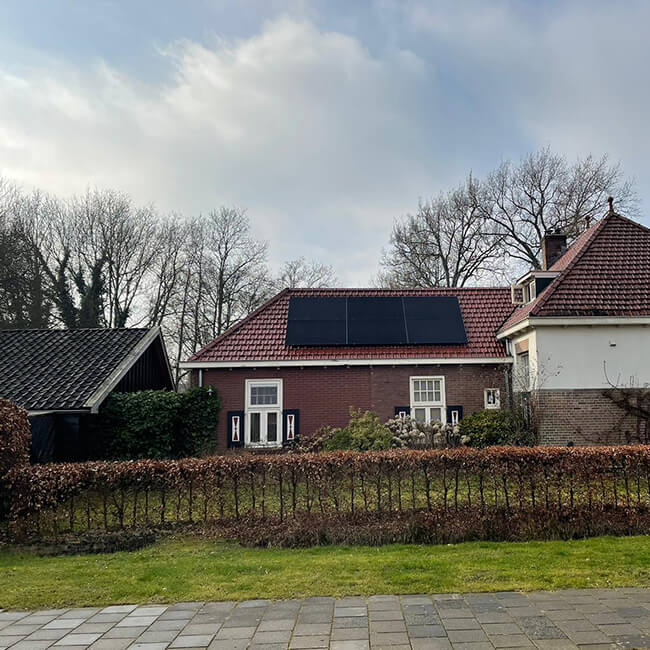 Zonnepanelen op schuin dak die je kunt monitoren met de app