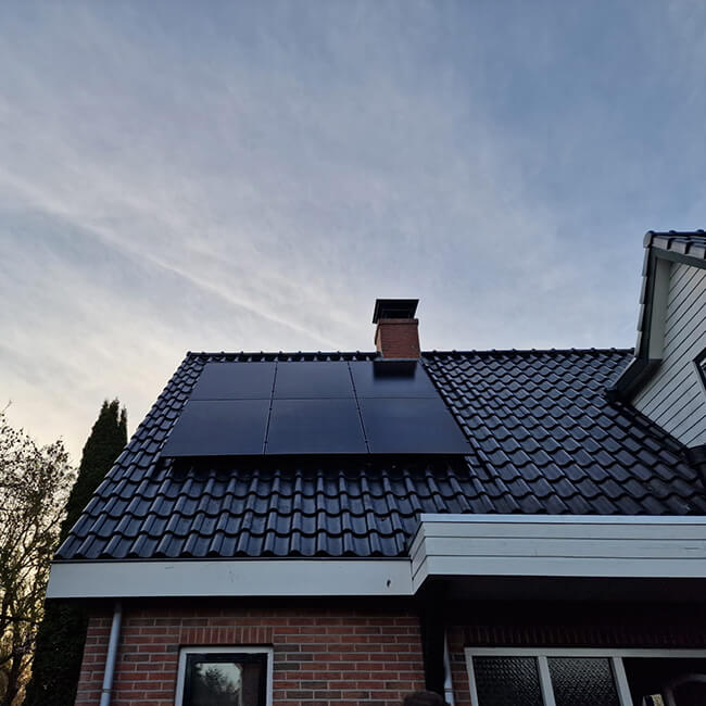 Full black zonnepanelen op schuin dak in Stadskanaal