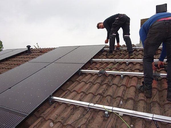 Installatie van zonnepanelen in Beilen