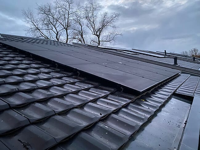Schuin dak met full black zonnepanelen in Borger geplaatst met subsidie