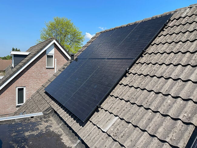 Zonne-energie op schuin dak opbrengst monitoren met app