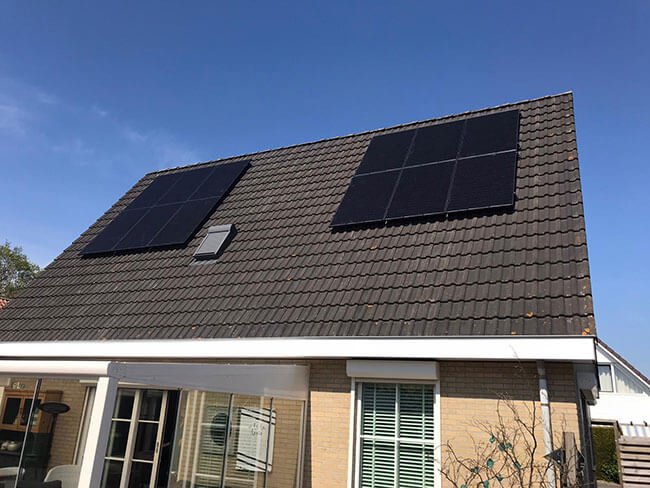 Zonnepanelen installatie schuin dak