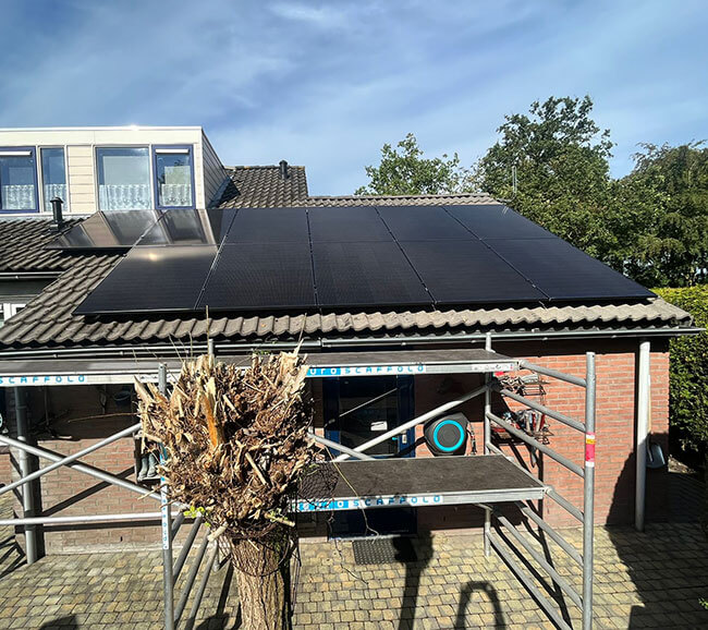 Zonnestroom systeem op laag dak