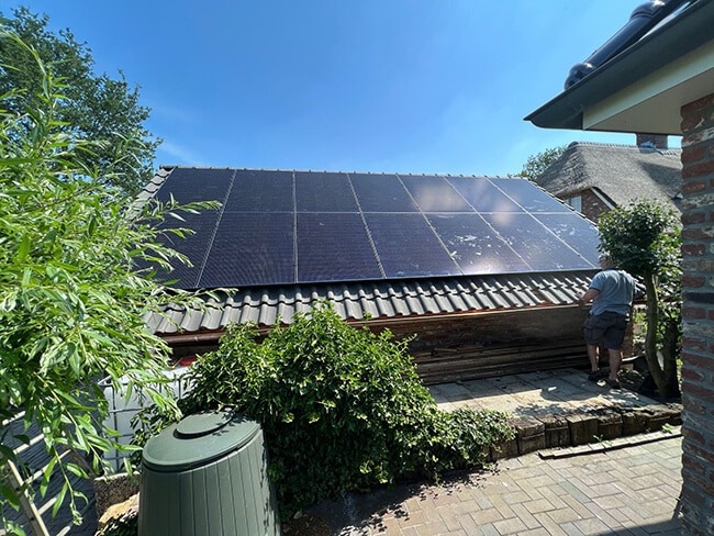 Zonnestroom systeem op schuin dak met 14 panelen