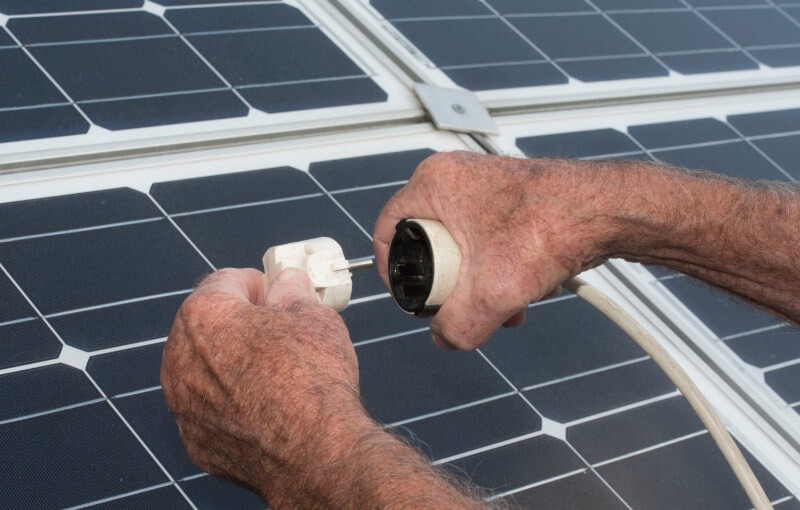 Nadelen zonnepanelen met stekker
