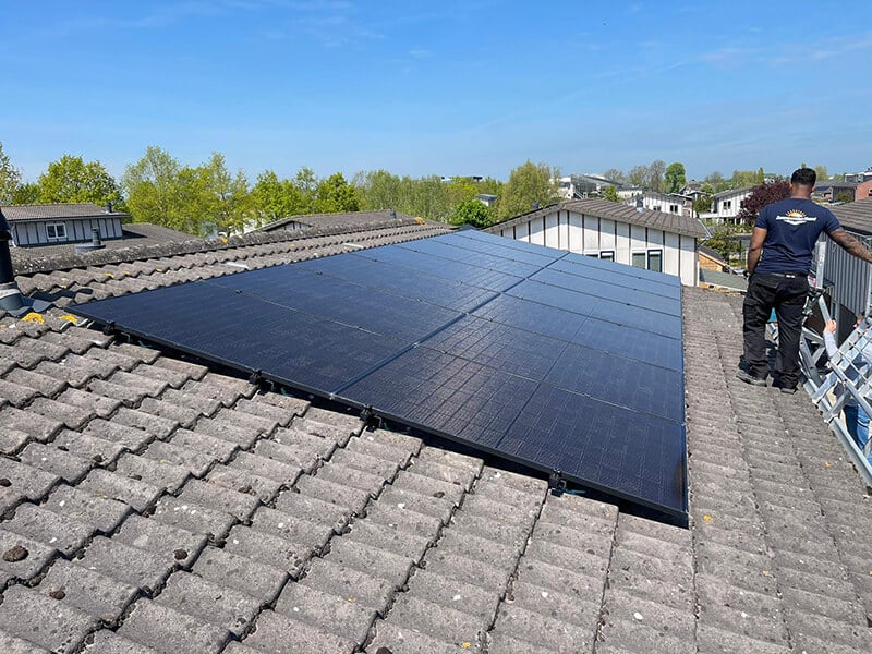 Zonnepanelen op dak met installateur