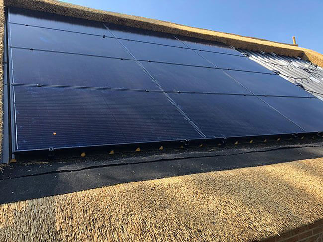 Zonnepanelen op rieten dak