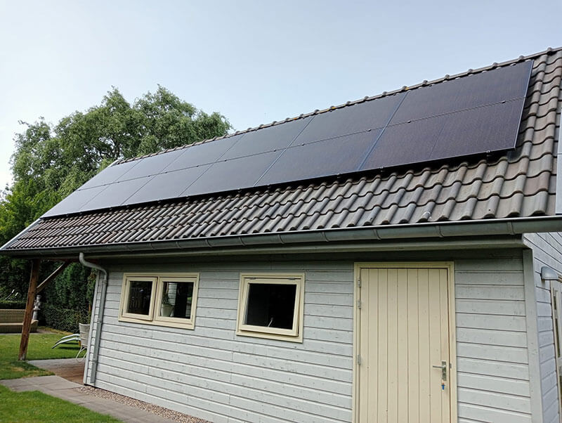Zonnepanelen op schuur