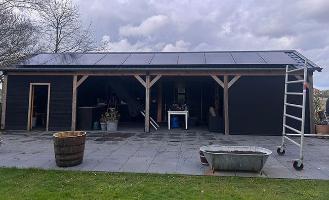 Dak schuur met zonnestroom panelen