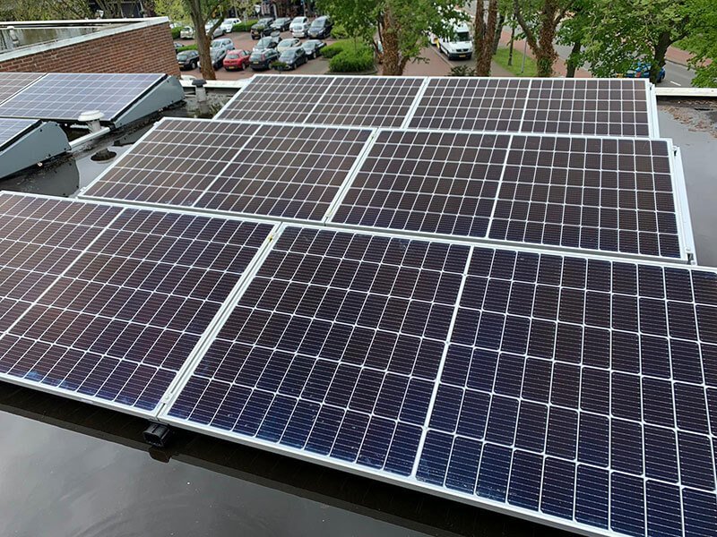 Horizontale landscape zonnepanelen plat dak
