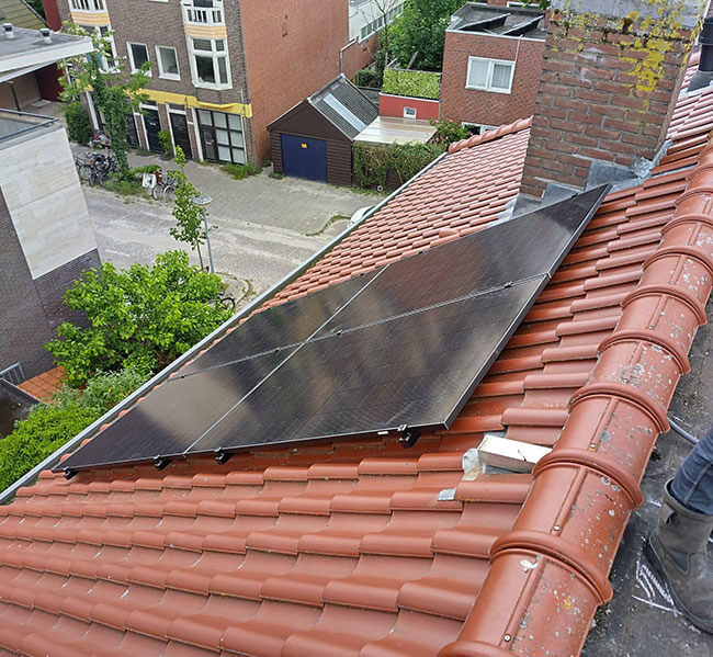 Zonne-energie systeem op schuin dak