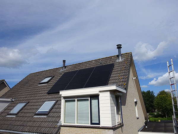 Zonnepanelen op schuin dak in Groningen